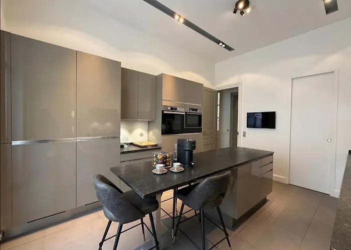 Apartment 3br Pierre Charron Champs Elysee